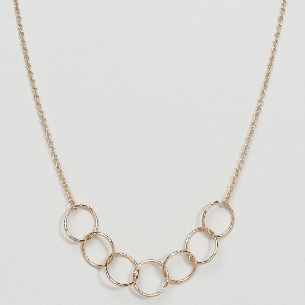 Interlocking circles necklace